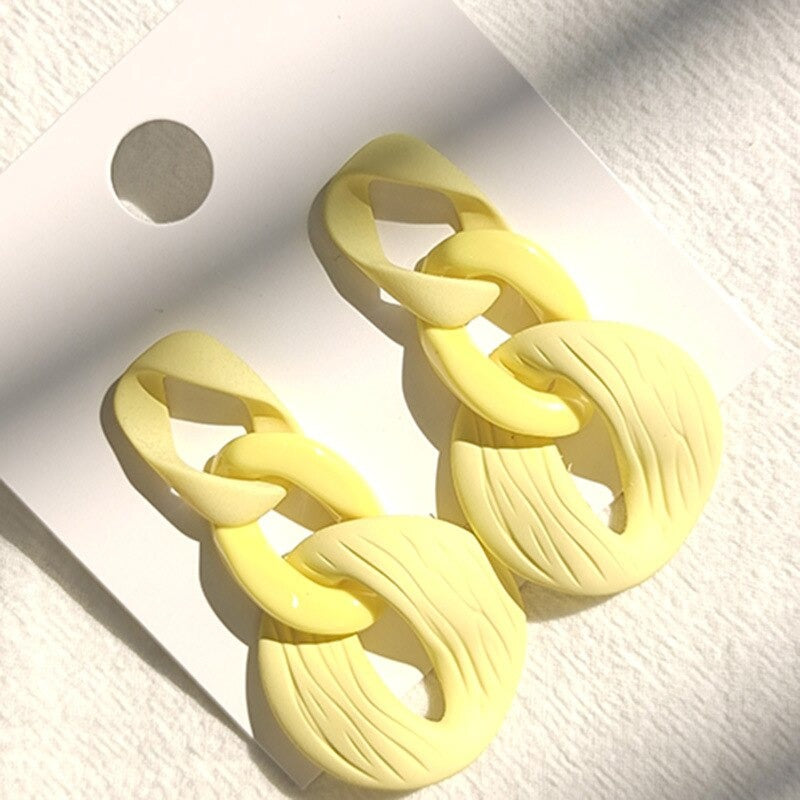 Kollektion Acryl-Ohrringe mit Liebesherzen und Gliederkette in Makronenfarben