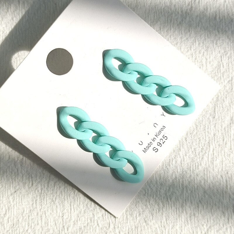 Kollektion Acryl-Ohrringe mit Liebesherzen und Gliederkette in Makronenfarben
