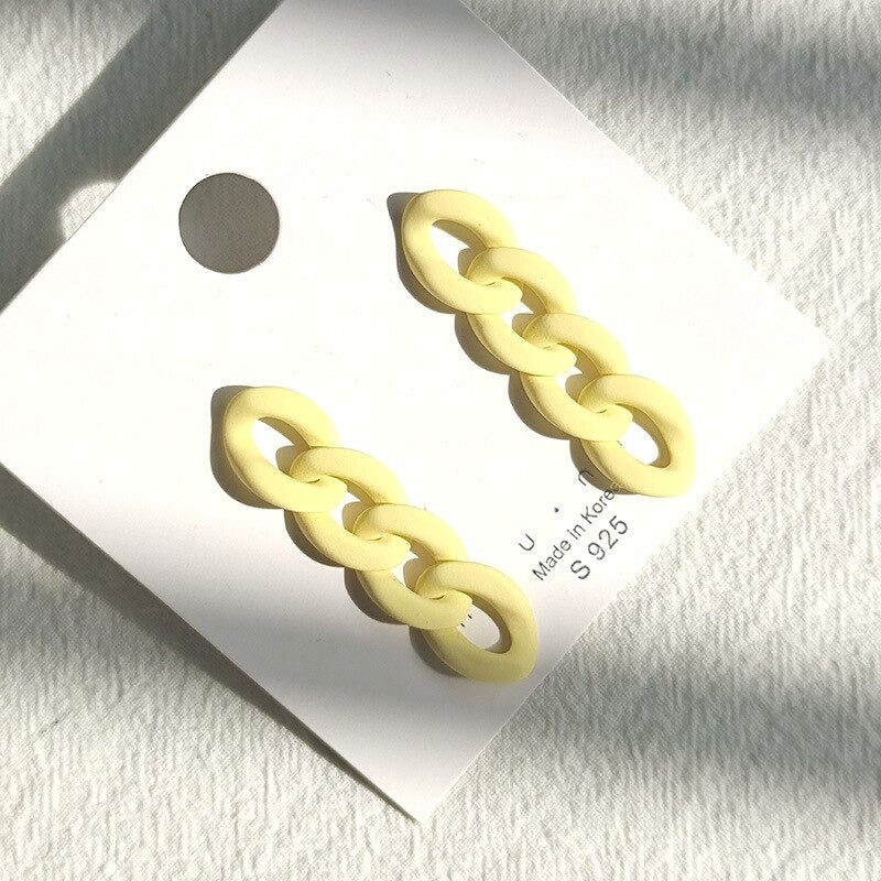 Kollektion Acryl-Ohrringe mit Liebesherzen und Gliederkette in Makronenfarben