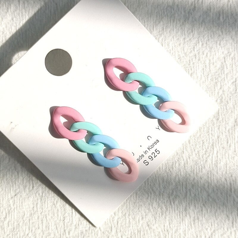 Kollektion Acryl-Ohrringe mit Liebesherzen und Gliederkette in Makronenfarben