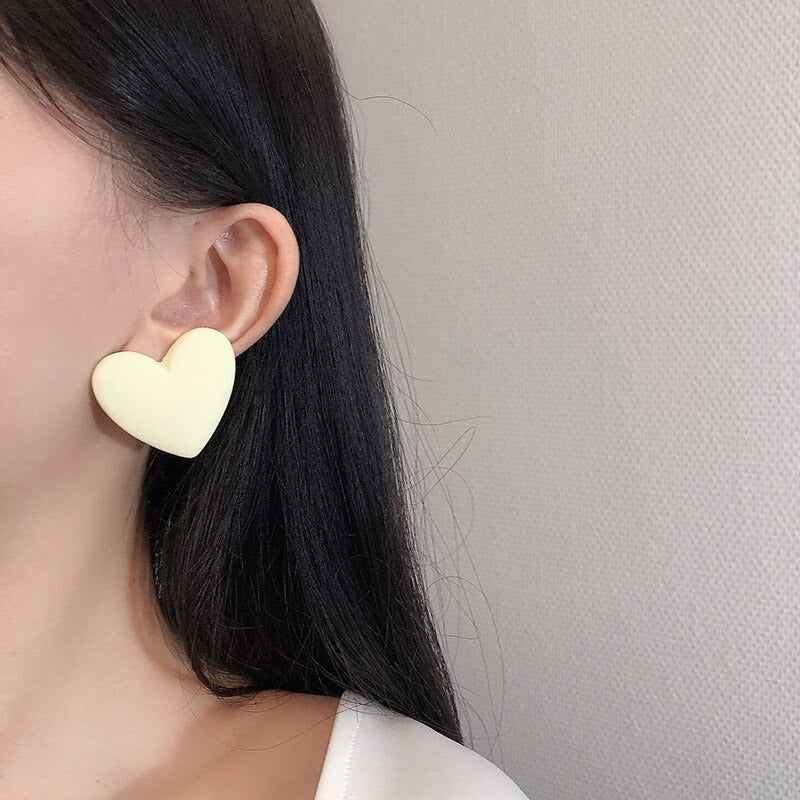 Kollektion Acryl-Ohrringe mit Liebesherzen und Gliederkette in Makronenfarben