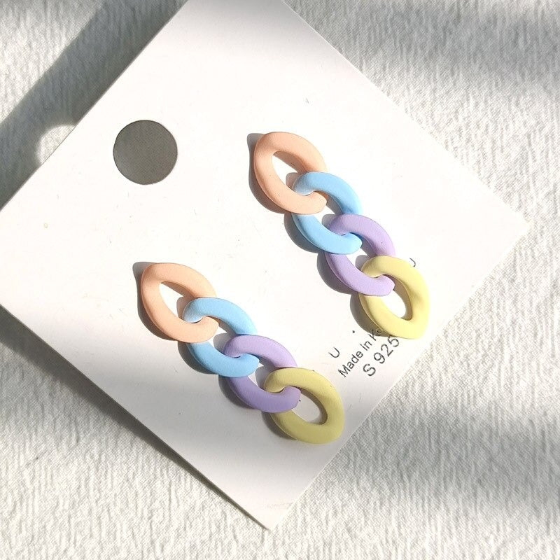 Kollektion Acryl-Ohrringe mit Liebesherzen und Gliederkette in Makronenfarben