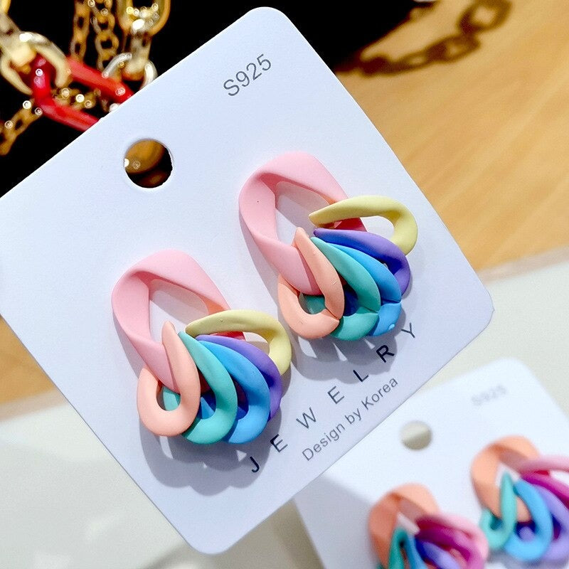 Kollektion Acryl-Ohrringe mit Liebesherzen und Gliederkette in Makronenfarben