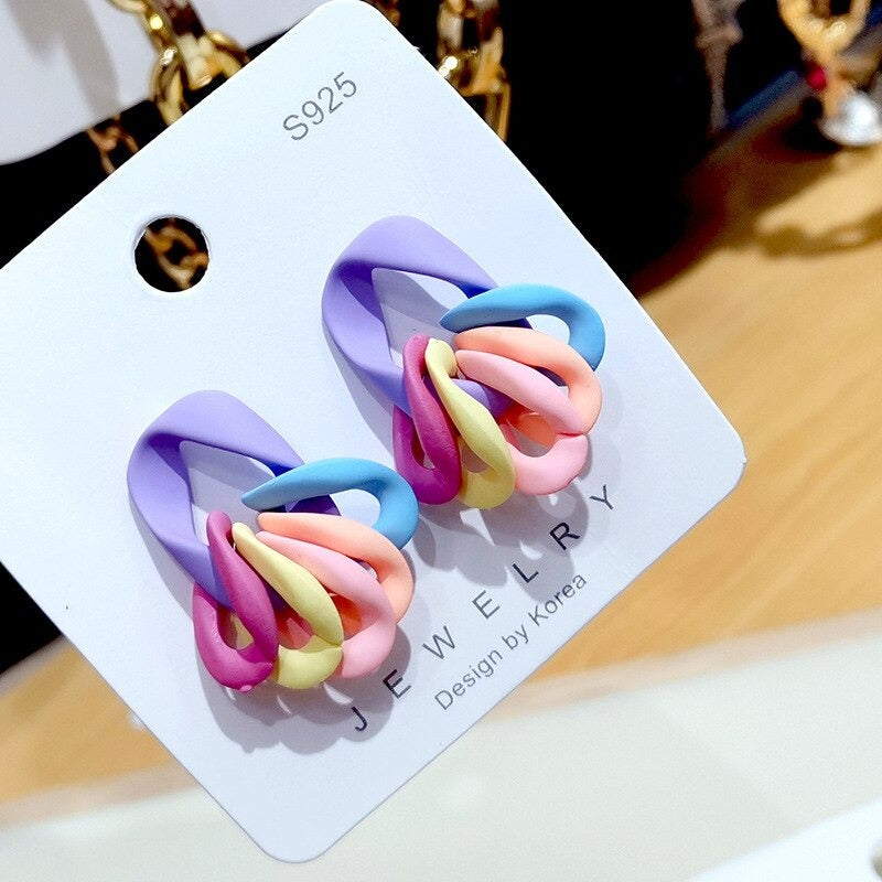 Kollektion Acryl-Ohrringe mit Liebesherzen und Gliederkette in Makronenfarben