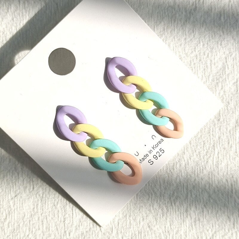 Kollektion Acryl-Ohrringe mit Liebesherzen und Gliederkette in Makronenfarben