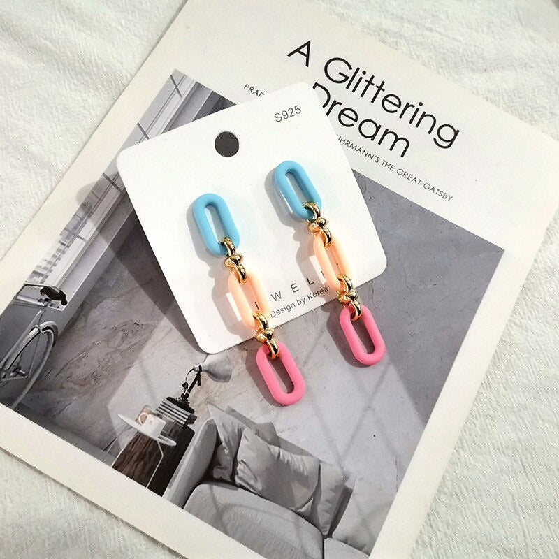 Kollektion Acryl-Ohrringe mit Liebesherzen und Gliederkette in Makronenfarben