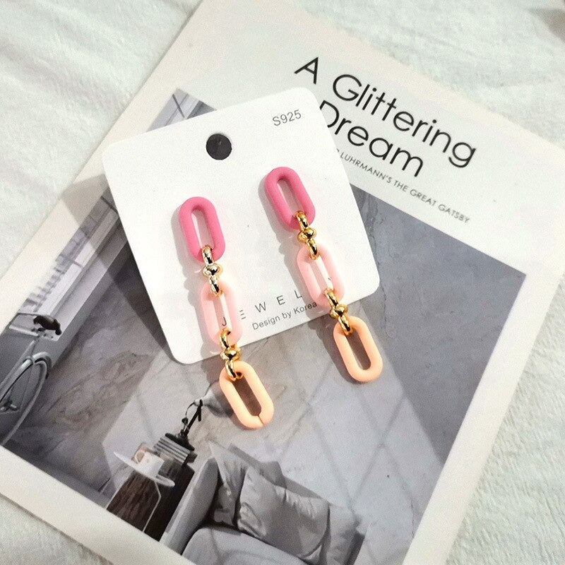 Kollektion Acryl-Ohrringe mit Liebesherzen und Gliederkette in Makronenfarben