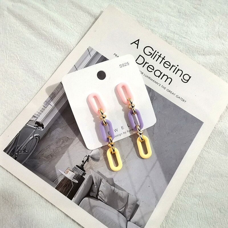 Kollektion Acryl-Ohrringe mit Liebesherzen und Gliederkette in Makronenfarben