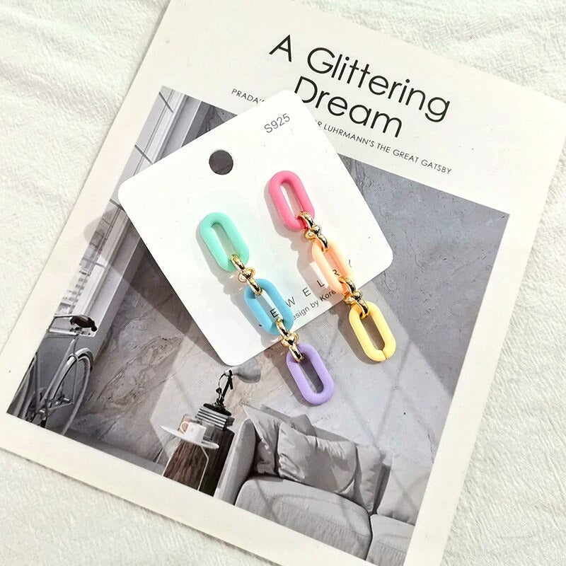 Kollektion Acryl-Ohrringe mit Liebesherzen und Gliederkette in Makronenfarben