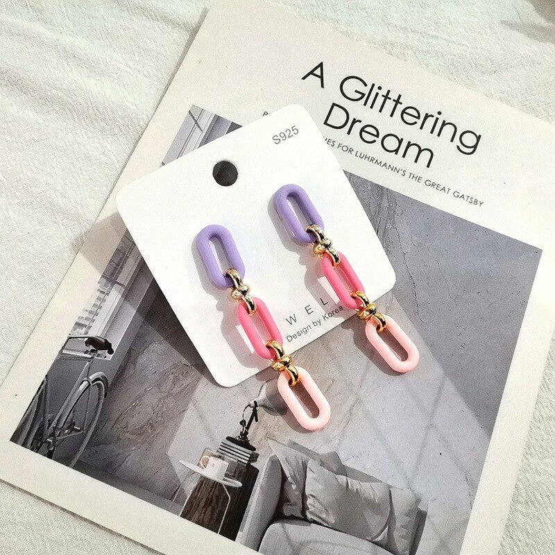 Kollektion Acryl-Ohrringe mit Liebesherzen und Gliederkette in Makronenfarben