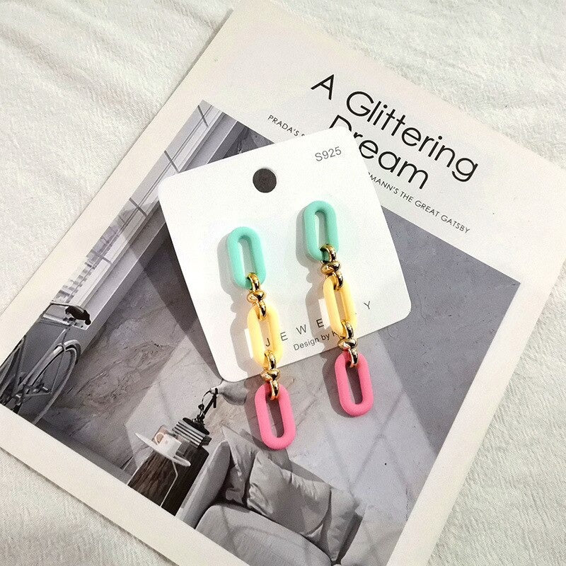 Kollektion Acryl-Ohrringe mit Liebesherzen und Gliederkette in Makronenfarben