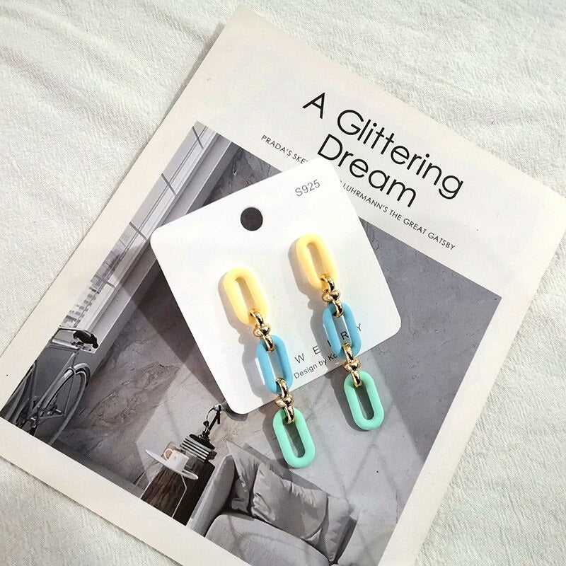 Kollektion Acryl-Ohrringe mit Liebesherzen und Gliederkette in Makronenfarben