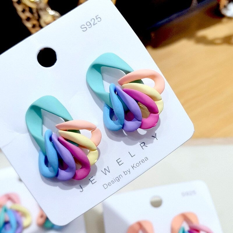 Kollektion Acryl-Ohrringe mit Liebesherzen und Gliederkette in Makronenfarben