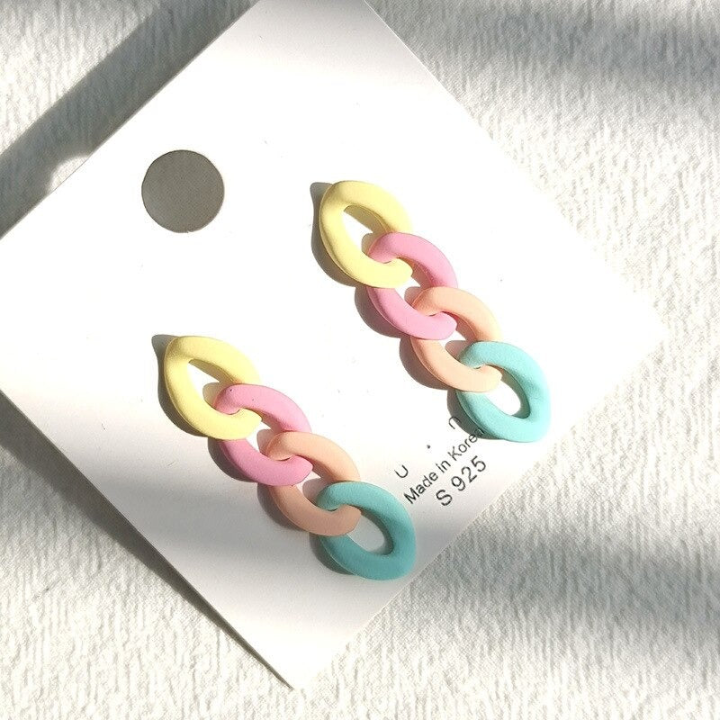 Kollektion Acryl-Ohrringe mit Liebesherzen und Gliederkette in Makronenfarben