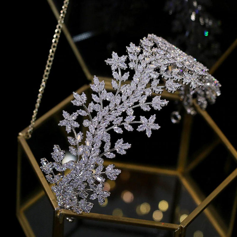 Wunderschöne mit Strasssteinen besetzte Blumenkrone