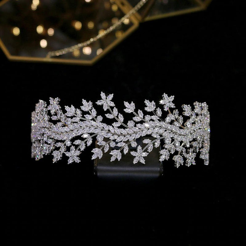 Wunderschöne mit Strasssteinen besetzte Blumenkrone