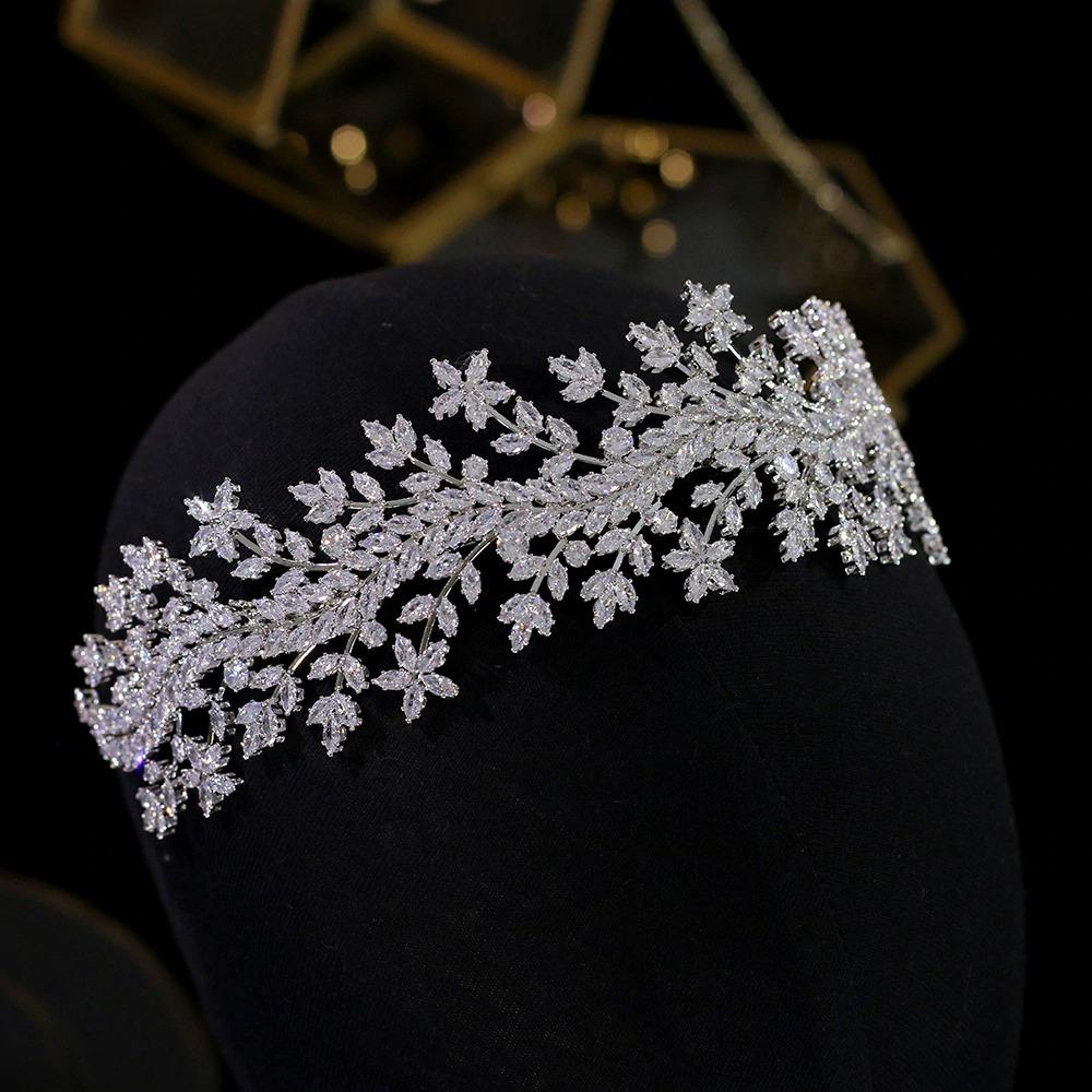 Wunderschöne mit Strasssteinen besetzte Blumenkrone