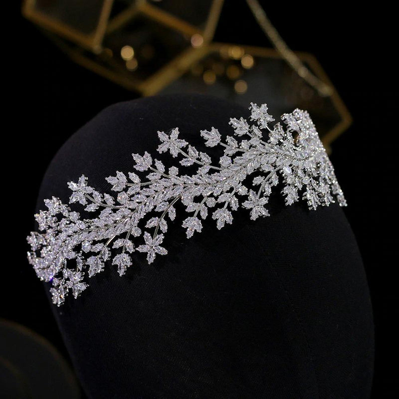 Wunderschöne mit Strasssteinen besetzte Blumenkrone