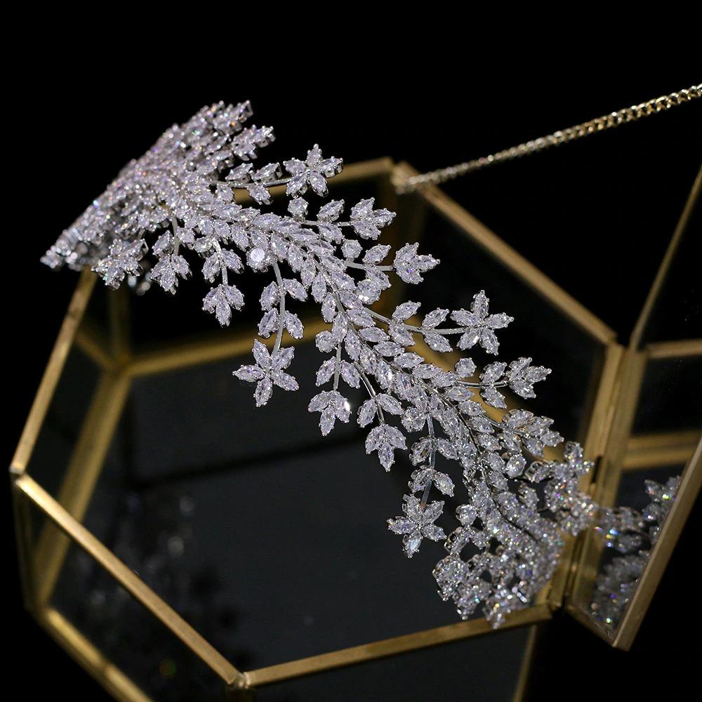 Wunderschöne mit Strasssteinen besetzte Blumenkrone