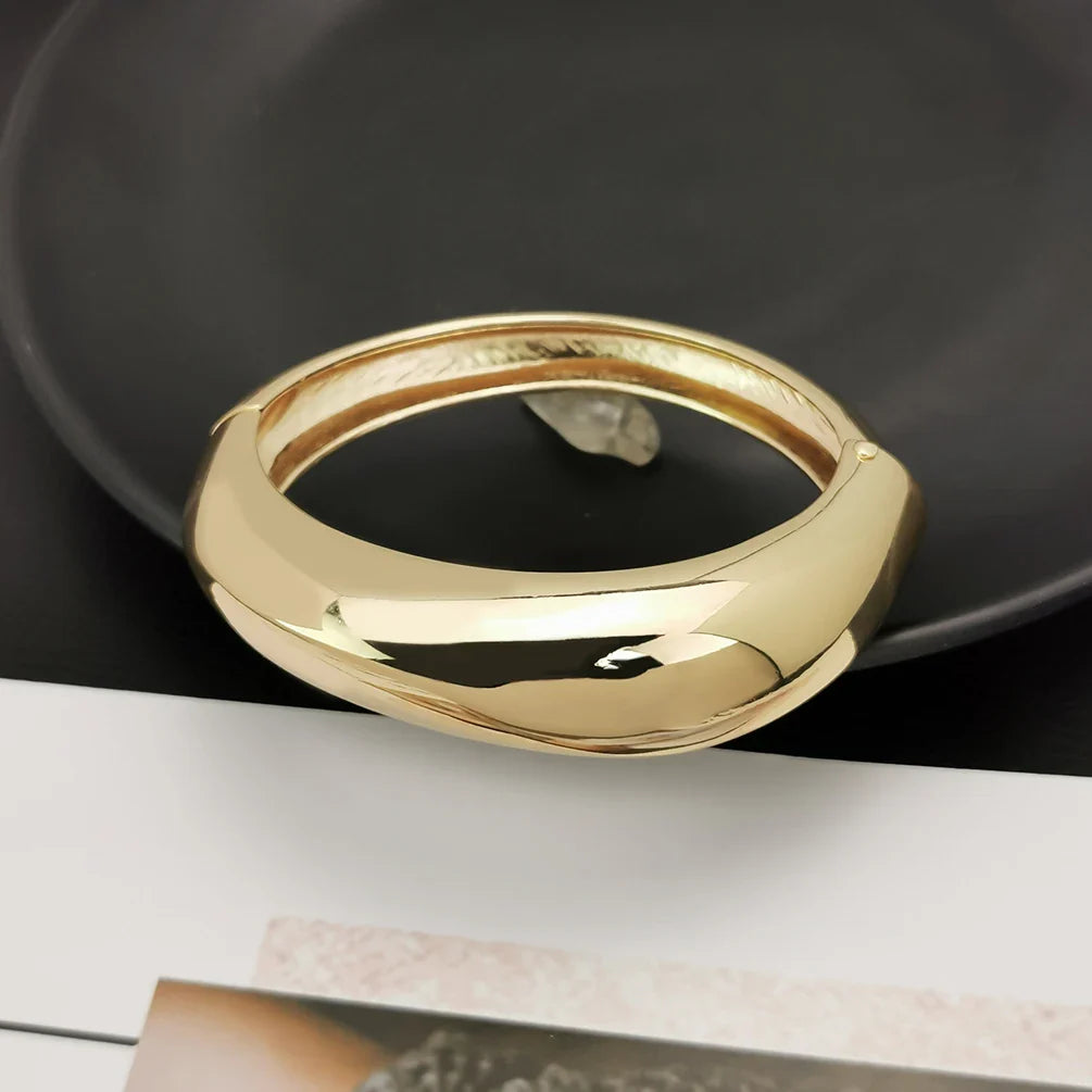 Goldenes Armreif-Armband - Elegantes zweifarbiges minimalistisches schickes Armreif für Frauen