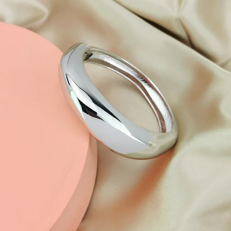 Goldenes Armreif-Armband - Elegantes zweifarbiges minimalistisches schickes Armreif für Frauen