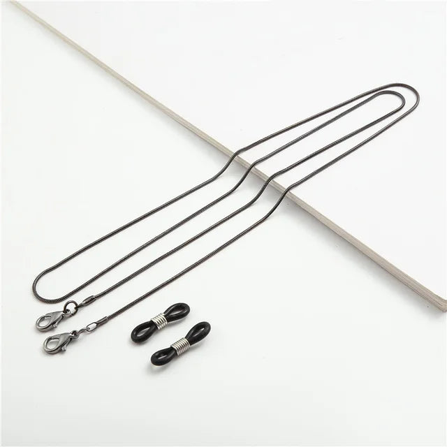 Brille mit goldener Kette und Perlen- und Silberakzenten