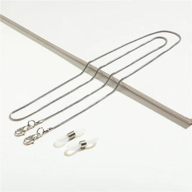 Brille mit goldener Kette und Perlen- und Silberakzenten