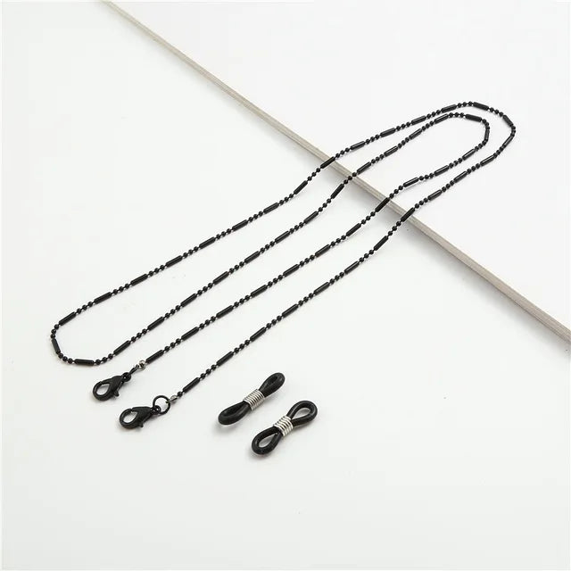 Brille mit goldener Kette und Perlen- und Silberakzenten