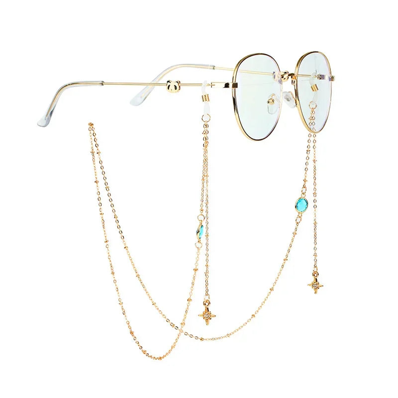 Brille mit goldener Kette und Perlen- und Silberakzenten