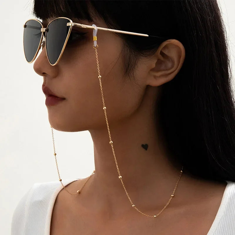 Brille mit goldener Kette und Perlen- und Silberakzenten
