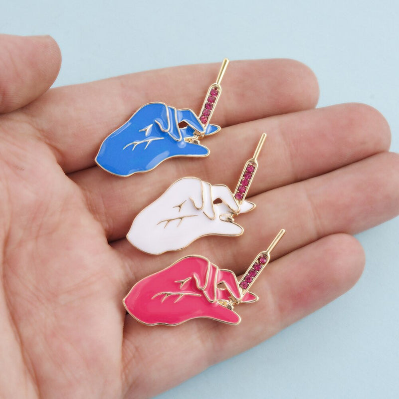 Emaille-Brosche mit medizinischen Spritzen für Ärzte und Krankenschwestern