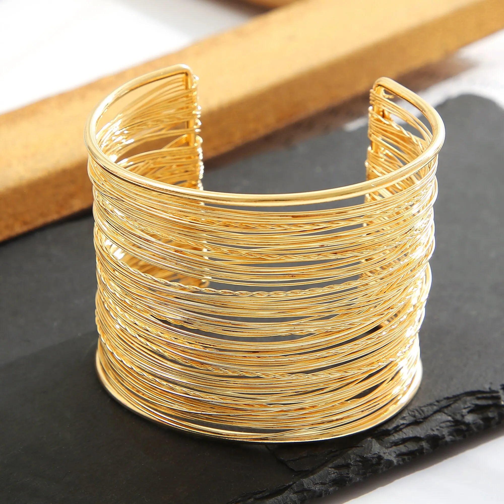 Goldfarbenes Fransen-Armband | Armband-Stapel