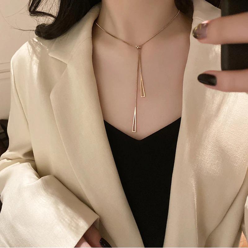 Minimalistische, ästhetische Schlüsselbeinkette mit Anhängerketten in verschiedenen Stilen