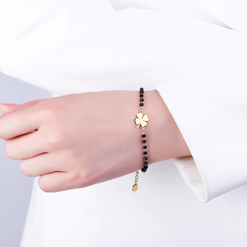 Minimalistischer Kleeblatt-Anhänger mit Kettenarmbändern aus Strassperlen