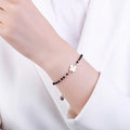 Minimalistischer Kleeblatt-Anhänger mit Kettenarmbändern aus Strassperlen