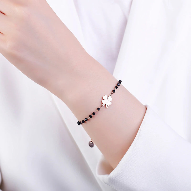 Minimalistischer Kleeblatt-Anhänger mit Kettenarmbändern aus Strassperlen