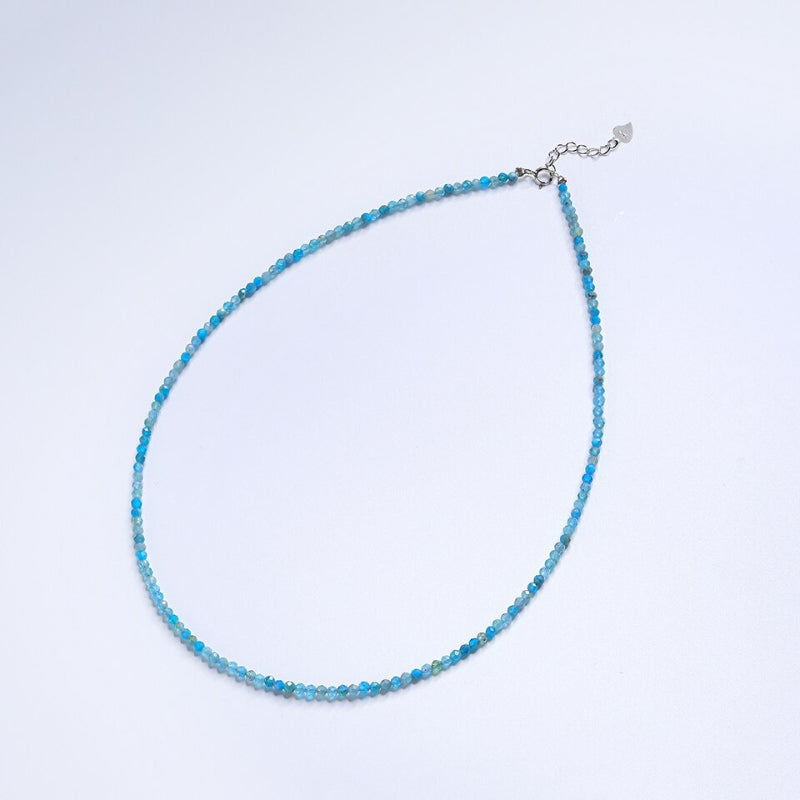 Minimalistische mehrfarbige Halsketten aus Naturstein