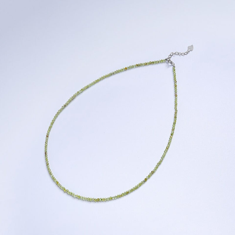 Minimalistische mehrfarbige Halsketten aus Naturstein