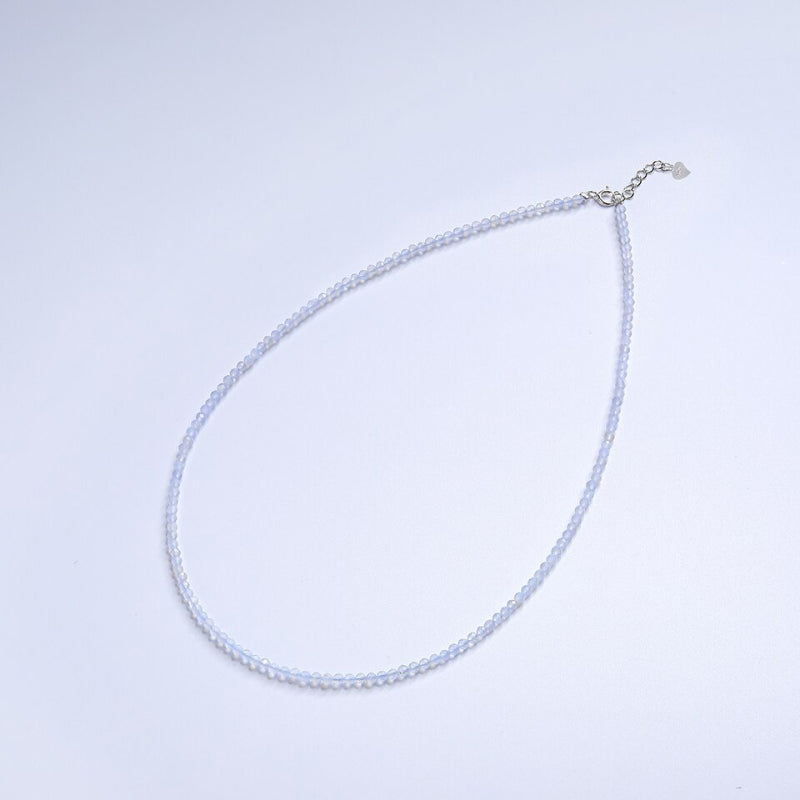 Minimalistische mehrfarbige Halsketten aus Naturstein