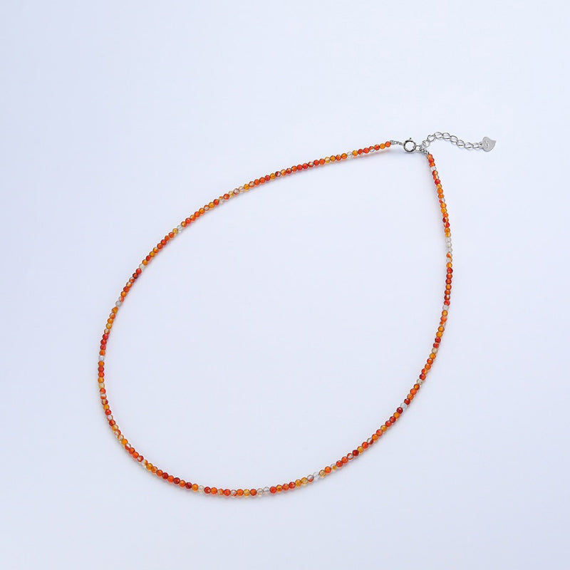 Minimalistische mehrfarbige Halsketten aus Naturstein