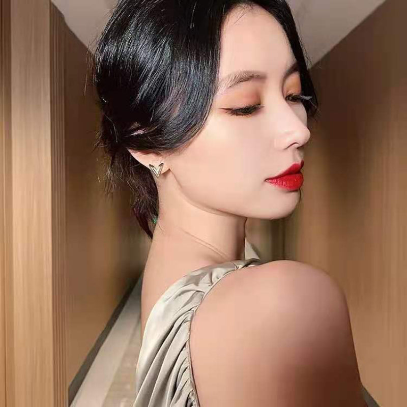 Minimalistische, mit Strasssteinen verzierte geometrische Ohrstecker in V-Form