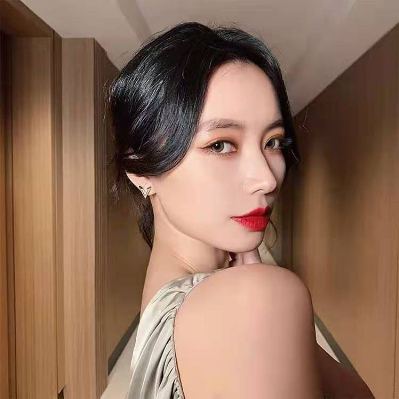 Minimalistische, mit Strasssteinen verzierte geometrische Ohrstecker in V-Form