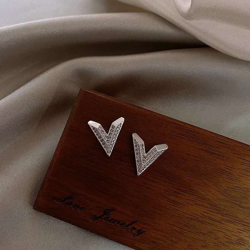 Minimalistische, mit Strasssteinen verzierte geometrische Ohrstecker in V-Form