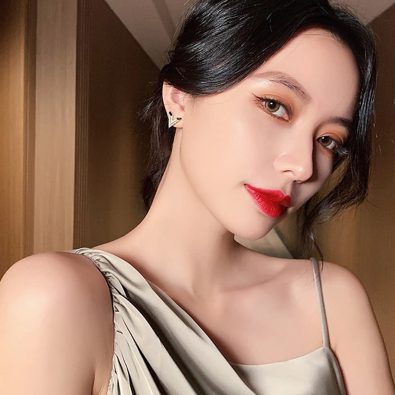 Minimalistische, mit Strasssteinen verzierte geometrische Ohrstecker in V-Form