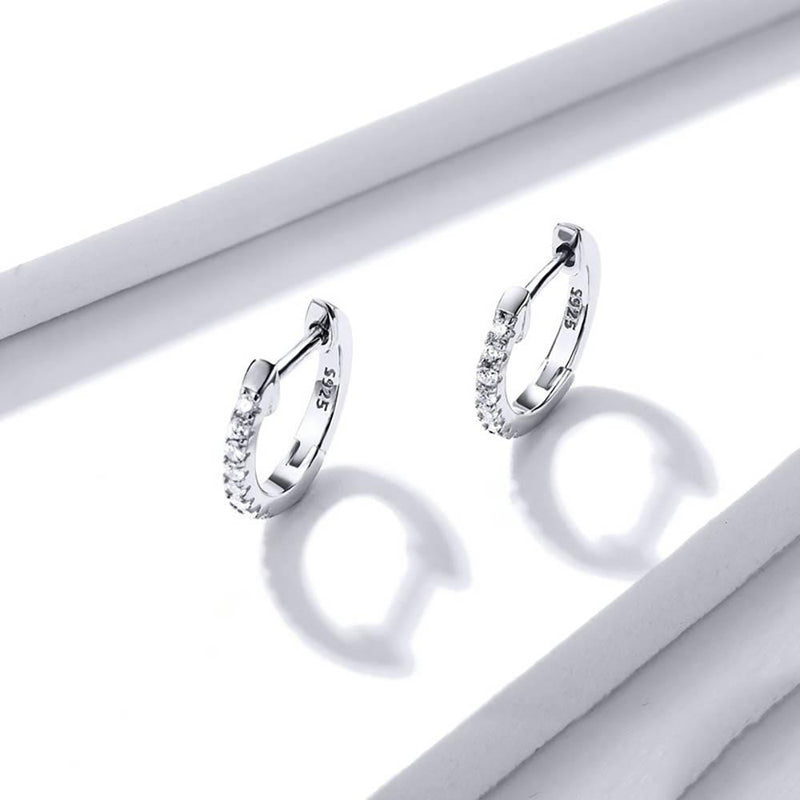 Minimalistische funkelnde runde Ohrringe