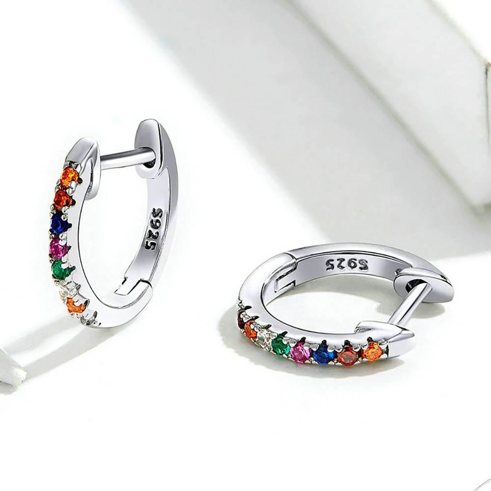 Minimalistische funkelnde runde Ohrringe