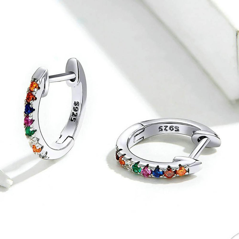 Minimalistische funkelnde runde Ohrringe