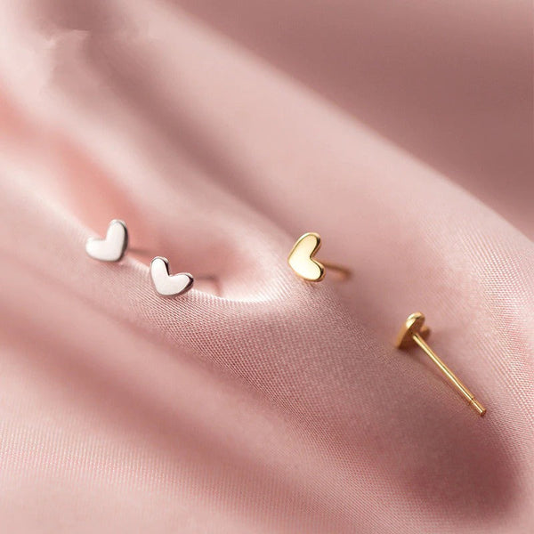 Minimalistische Mini-Ohrstecker „Love Heart“ aus Sterlingsilber