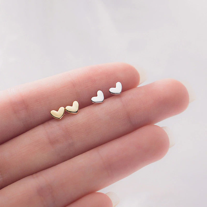 Minimalistische Mini-Ohrstecker „Love Heart“ aus Sterlingsilber