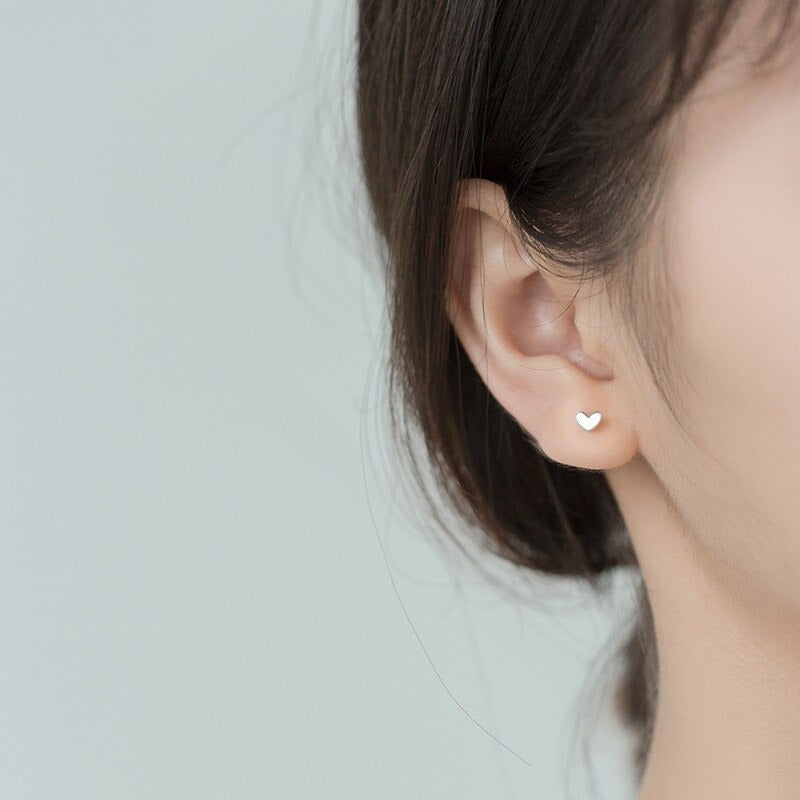 Minimalistische Mini-Ohrstecker „Love Heart“ aus Sterlingsilber
